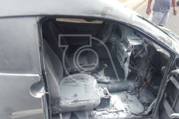 Arde un vehículo de licencia municipal en la carretera de La Pardilla (Foto TA)